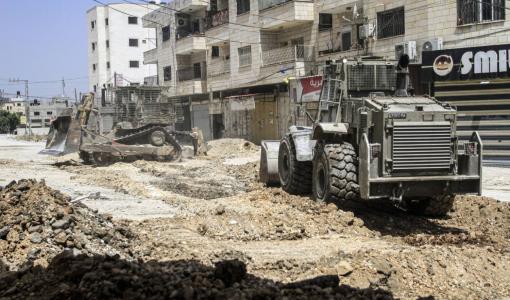 جرافة إسرائيلية تدمر البنية التحتية لمخيم جنين شمال الضفة الغربية 21/5/2024 | المصدر: وكالة الأنباء الألمانية