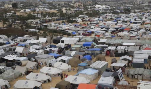 مخيم للنازحين الفلسطينيين في رفح أقصى جنوب القطاع | المصدر: أسوشييتد برس