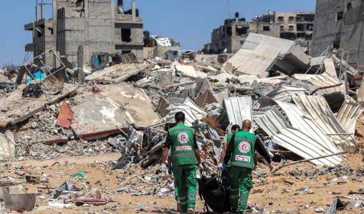 مسعفون فلسطينيون ينقلون جثث القتلى التي تم اكتشافها بالقرب من مستشفى الشفاء في مدينة غزة | المصدر: وكالة الأنباء الفرنسية