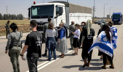 مستوطنون يقطعون طريق إحدى شاحنات المساعدات المتوجهة إلى غزة بحماية من شرطة الاحتلال