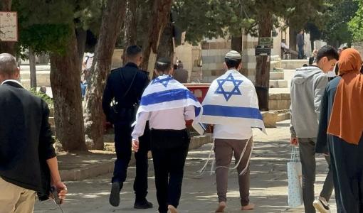 مستوطنون يرفعون علم الاحتلال داخل حرم المسجد الأقصى مستوطنون يرفعون علم الاحتلال داخل حرم المسجد الأقصى 14/5/2024 | المصدر: مركز معلومات وادي حلوة