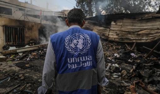 موظف في الأونروا يتفقد مدرسة دمرتها غارة للاحتلال الإسرائيلي على مخيم النصيرات للاجئين وسط قطاع غزة | المصدر: الوكالة الأوروبية للصور الصحفية