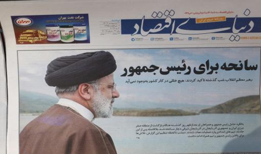 صحيفة تحمل صورة الرئيس الإيراني الراحل إبراهيم رئيسي في طهران 20/05/2024 | المصدر: رويترز