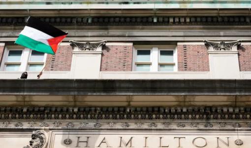 طالب في جامعة كولومبيا يرفع علم فلسطين فوق قاعة هاميلتون | المصدر: وكالة الأنباء الفرنسية