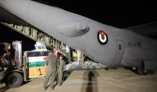 أرشيفية، طائرة عسكرية أردنية خلال ملئها بمساعدات طبية قبل رحلتها إلى غزة | المصدر: القوات المسلحة الأردنية