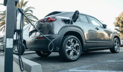 سيارة كهربائية على محطة شحن