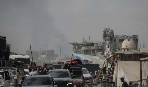 فلسطينيون ينزحون من مدينة خانيونس بجنوب قطاع غزة | المصدر: وكالة الأنباء الفرنسية