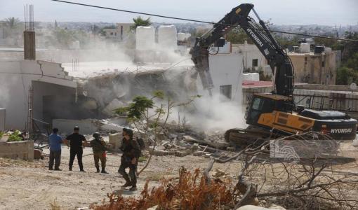 جرافة لجيش الاحتلال الإسرائيلي خلال هدم أحد المنازل بالضفة الغربية | المصدر: وكالة الأنباء الفلسطينية وفا