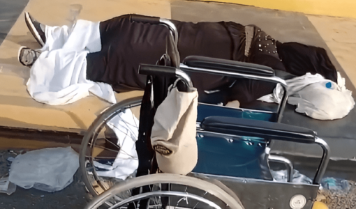 جثمان حاجة على قارعة الطريق من جبل عرفات تجاه الحرم المكي 17/6/2024 | المصدر: منصة إكس