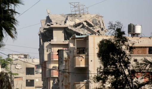 مبنى مدمر جزئيا إثر غارة جوية إسرائيلية على مدينة البريج وسط قطاع غزة 3/6/2024 | المصدر: وكالة الأنباء الفرنسية