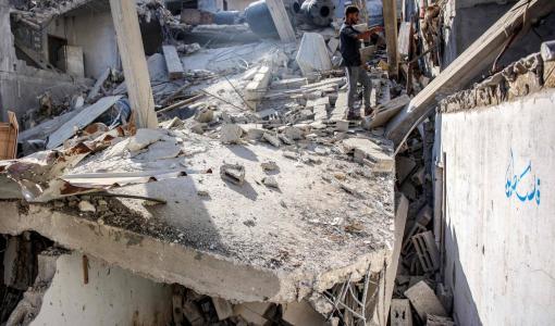 رجل يقف على أنقاض منزل شقيقة إسماعيل هنية رئيس المكتب السياسي لحركة حماس الفلسطينية بعد أن تعرض لقصف إسرائيلي في مخيم الشاطئ للاجئين غرب مدينة غزة 25/6/2024 | المصدر: وكالة الأنباء الفرنسية