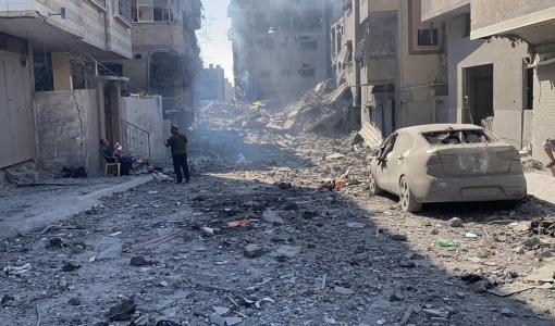 سيارة متضررة وبناية مدمرة في مخيم الشاطئ غرب مدينة غزة إثر قصف الاحتلال | المصدر: وكالة الأنباء الألمانية