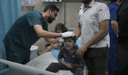 طفل فلسطيني مصاب جراء قصف الاحتلال إثر قصف الاحتلال على غزة | المصدر: أسوشييتد برس