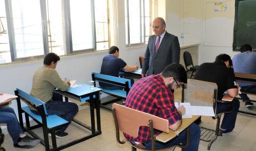 أرشيفية لتفقد طلبة التوجيهي في قاعة الامتحان