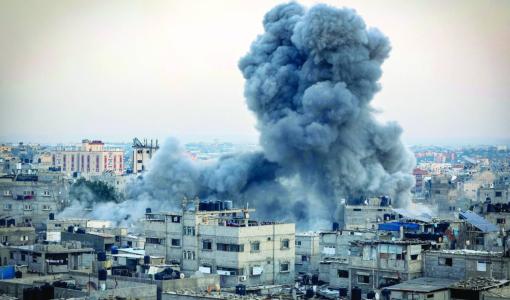 دخان يتصاعد في رفح جنوب قطاع غزة إثر قصف الاحتلال الإسرائيلي | المصدر: وكالة الأنباء الفرنسية
