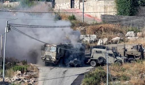 تصاعد الدخان من آلية لجيش الاحتلال جراء استهدافها من قبل مقاومين خلال اقتحام سابق في الضفة الغربية