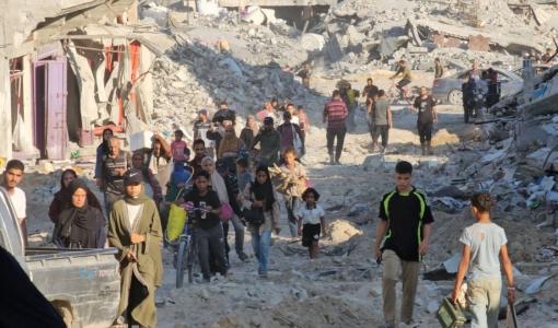 فلسطينيون في طريق عودتهم إلى خانيونس بعد انسحاب جيش الاحتلال 30/7/2024