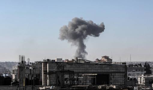 دخان متصاعد بعد غارة جوية إسرائيلية على رفح في غزة | المصدر: وكالة الأنباء الألمانية