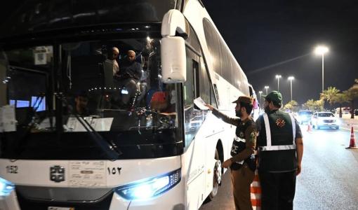 بعض رجال الأمن السعوديين خلال تفقد حافلات الحجاج | المصدر: وكالة الأنباء السعودية