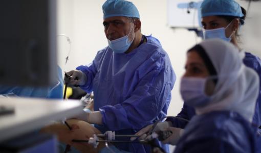 أطباء يجرون عملية ضمن حملة منظمة سامز في الأردن | المصدر: الجمعية الطبية السورية الأمريكية - سامز