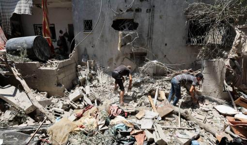 دمار سببته غارة إسرائيلية على دير البلح | المصدر: رويترز