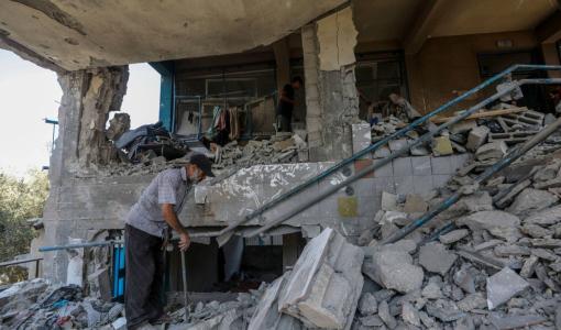 فلسطيني وسط حطام مدرسة أبو عريبان التي قصفها الاحتلال | المصدر: الوكالة الأوروبية للصور الصحفية