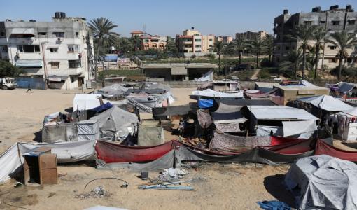 فلسطينيون يحتمون في خيام بعد تعرض منازلهم ومدارس نزحوا فيها لغارات إسرائيلية في خانيونس جنوبي غزة 18/07/2024 | المصدر: رويترز