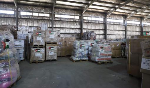 حمولة شاحنات المساعدات خلال تحضيرها لإيصالها إلى غزة