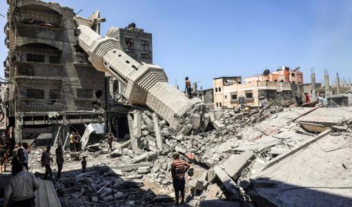 أنقاض مسجد وبنايات سكنية قصفها الاحتلال في غزة | المصدر: وكالة الأنباء الفرنسية