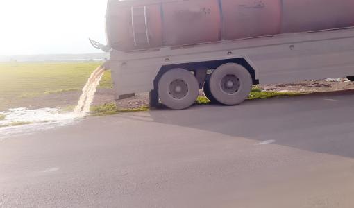 صهريج نضح يفرغ حمولته في أرض فارغة