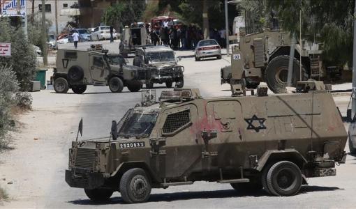 آليات ومدرعات جيش الاحتلال تغلق طريقا خلال اقتحام سابق في الضفة الغربية | المصدر: الأناضول