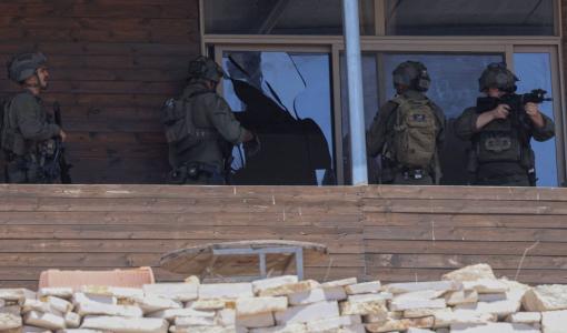 من مداهمة سابقة للقوات الإسرائيلية لأحد المنازل غرب مدينة جنين بالضفة الغربية | المصدر: وكالة الأنباء الفرنسية