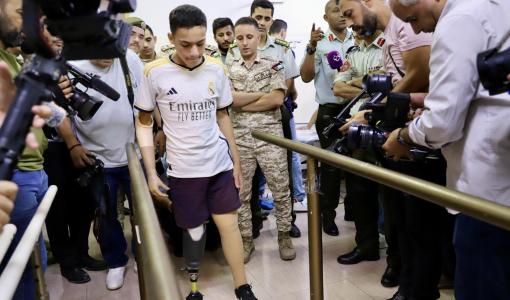 الطفل الغزي يزن الذي قدم إلى الأردن لتركيب أطراف اصطناعية ضمن مبادرة استعادة الأمل | المصدر: الهيئة الخيرية الهاشمية