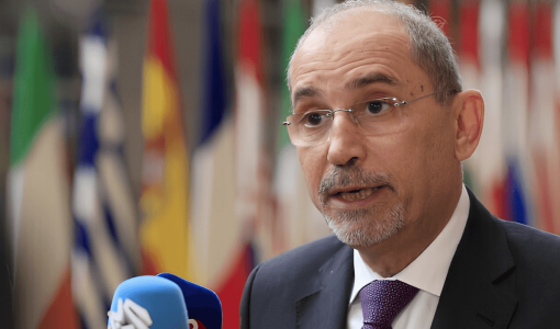 وزير الخارجية الأردني أيمن الصفدي يتحدث مع وسائل الإعلام عند وصوله لحضور اجتماع في مبنى المجلس الأوروبي في بروكسل 27/5/2024 | المصدر: أسوشييتد برس