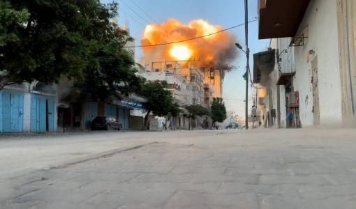 دخان متصاعد بعد غارة إسرائيلية على مبنى سكني وسط قطاع غزة | المصدر: رويترز