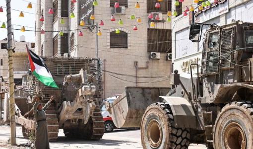 فلسطيني يتصدى لقوات الاحتلال خلال اقتحامها مدينة طولكرم الأسبوع الماضي | المصدر: وكالة الأنباء الفرنسية