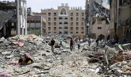 فلسطينيون يعاينون الدمار في مدينة حمد في خانيونس جنوب قطاع غزة بعد غارة إسرائيلية 24/8/2024 | المصدر: رويترز