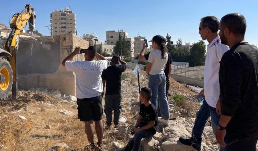 هدم منزل عائلة المطور في حي الشيخ عنبر في بلدة الزعيم بالقدس المحتلة 8/8/2024 | المصدر: شبكة العاصمة الإخبارية