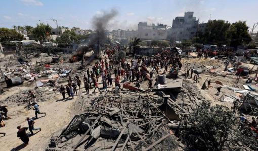 جانب من الدمار جراء الغارة الإسرائيلية على مخيم المواصي | المصدر: رويترز