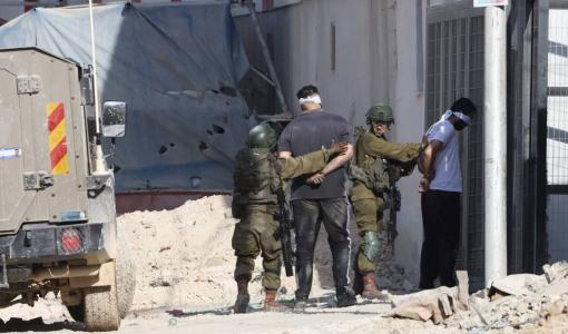 جنود إسرائيليون يعتقلون فلسطينيين في مخيم نور شمس قرب مدينة طولكرم بالضفة الغربية 28/8/2024 | المصدر: وكالة الأنباء الفرنسية