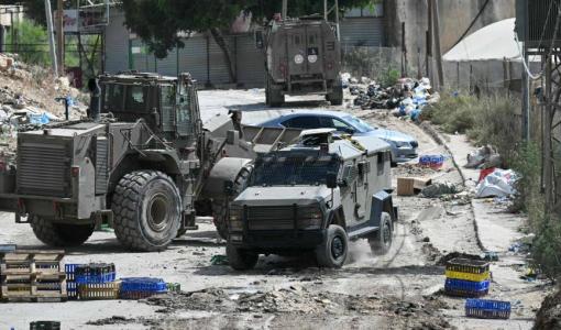 مدرعة عسكرية للاحتلال تغلق طريقا أثناء مداهمة في مخيم الفارعة للاجئين الفلسطينيين بالقرب من مدينة طوباس في الضفة الغربية | المصدر: وكالة الأنباء الفرنسية