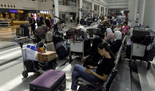 مسافرون ينتظرون بعد تأخير أو إلغاء رحلاتهم في مطار رفيق الحريري الدولي في بيروت | المصدر: الوكالة الأوروبية للصور الصحفية