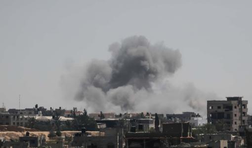أعمدة دخان تتصاعد جراء قصف إسرائيلي على خانيونس جنوب قطاع غزة 5/8/2024 | المصدر: وكالة الأنباء الفرنسية