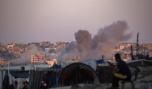 دخان متصاعد إثر غارة جوية إسرائيلية قرب خانيونس | المصدر: الوكالة الأوروبية للصور الصحفية