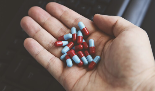 يد تحمل حبات من الدواء يد تحمل حبات من الدواء | المصدر: freepik