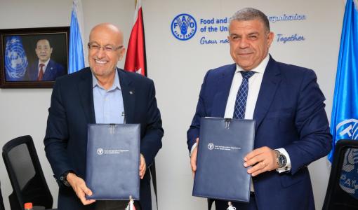 وزير المياه رائد أبو السعود، وممثل منظمة الفاو نبيل عساف يوقعان اتفاقية لمعالجة مشكلة ندرة المياه 29/9/2024 | المصدر: وزارة المياه والري