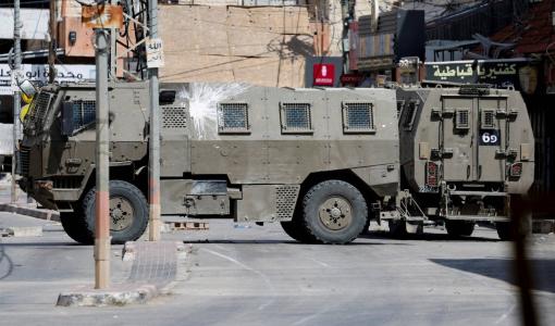 آليات عسكرية إسرائيلية خلال اقتحام بلدة قرب جنين بالضفة الغربية | المصدر: رويترز