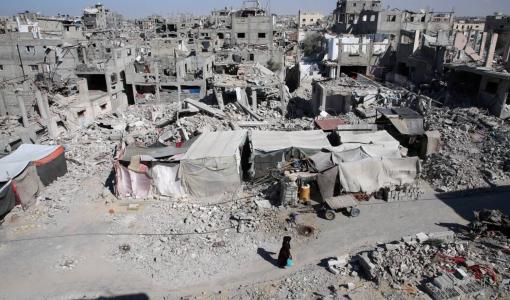 أنقاض مبان دمرتها غارات إسرائيلية في خانيونس جنوب قطاع غزة 4/9/2024 | المصدر: رويترز