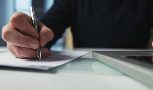 صورة تعبيرية لشخص يكتب | المصدر: freepik