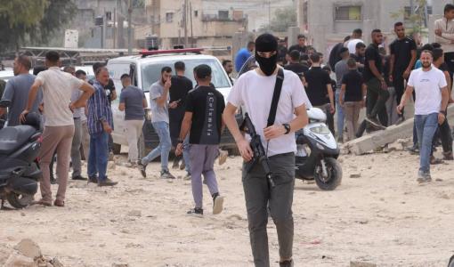 فلسطينيون في جنازة شهداء في مخيم جنين خلال اليوم العاشر من العملية العسكرية الإسرائيلية | المصدر: الوكالة الأوروبية للصور الصحفية